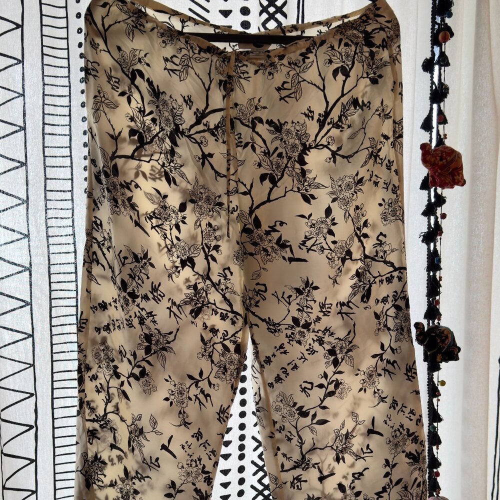 August Moon 100% Silk Asian-themed cream/white lounge bottoms (M)